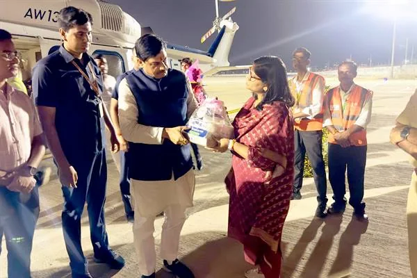 ग्वालियर विमानतल पर आजीविका उत्पादों की डलिया भेंट