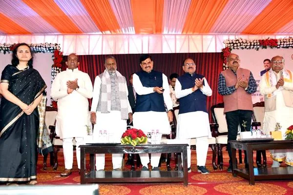 संध्या छाया लोकार्पण मंच पर मुख्यमंत्री