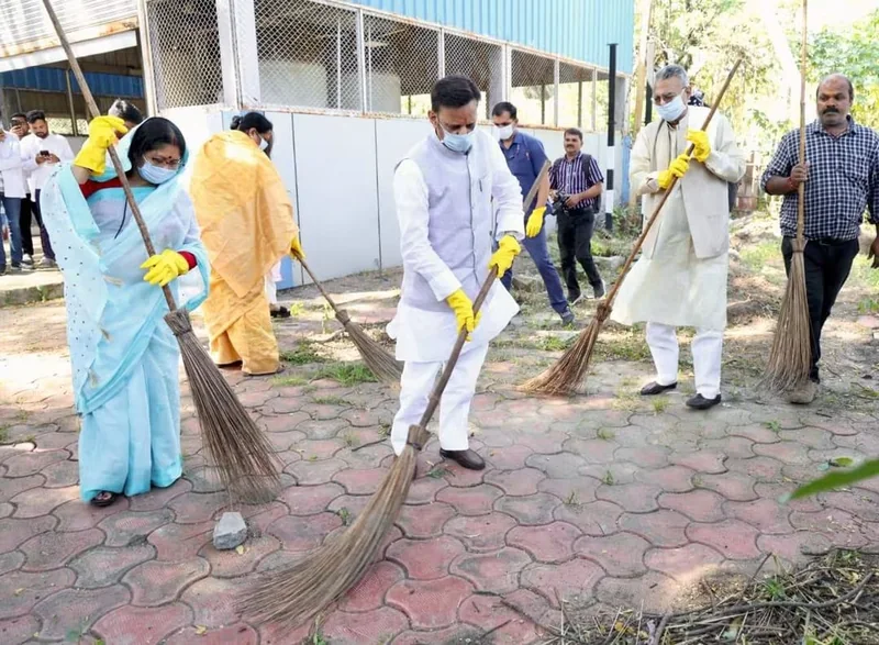 स्वच्छता को अपनी आदत बनाएं, स्वच्छ एवं स्वस्थ भारत के निर्माण में दें योगदान: उप मुख्यमंत्री श्री शुक्ल