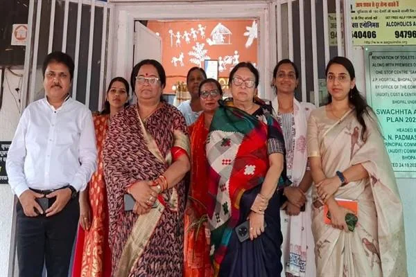 वन स्टॉप सेंटर के बाहर खड़ी महिला आयोग की अध्यक्ष, सदस्य और केंद्र की कर्मचारी